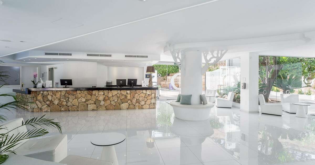 Ein Foto Fergus Style Cala Blanca Suites