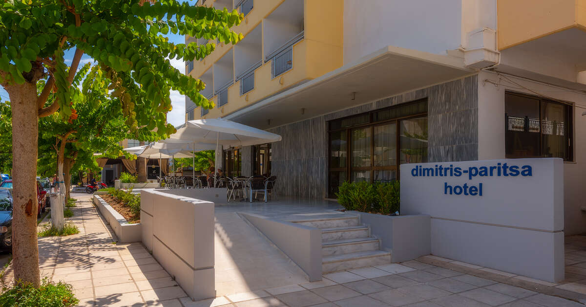 Een foto van de buitenkant van Dimitris Paritsa Hotel