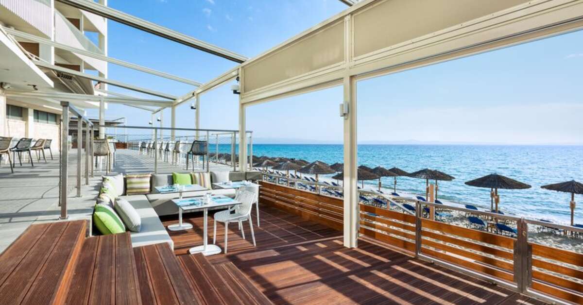 Een foto van het terras bij Ammon Zeus Hotel