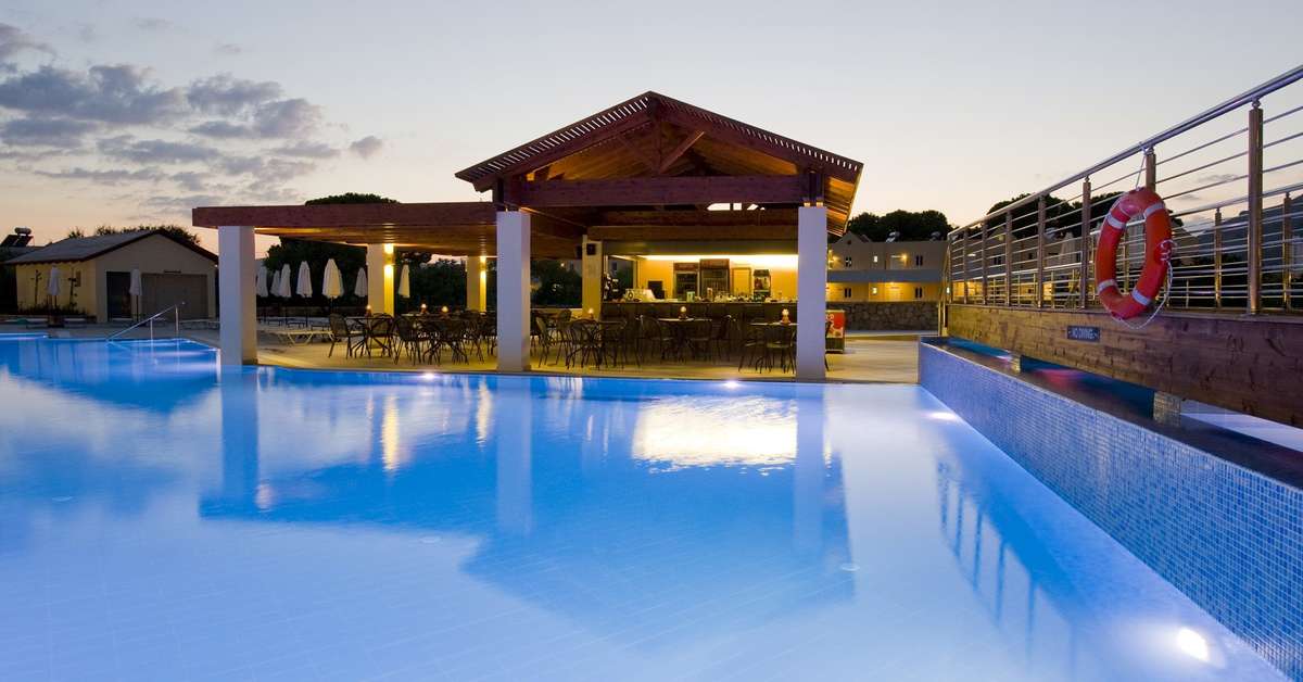 Een foto van het zwembad bij Island Blue Hotel