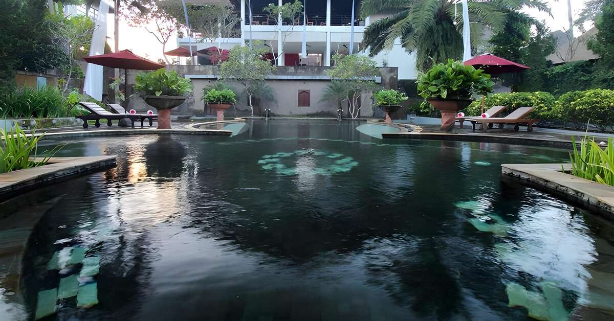 Een foto van het zwembad bij Furama Villas & Spa Ubud