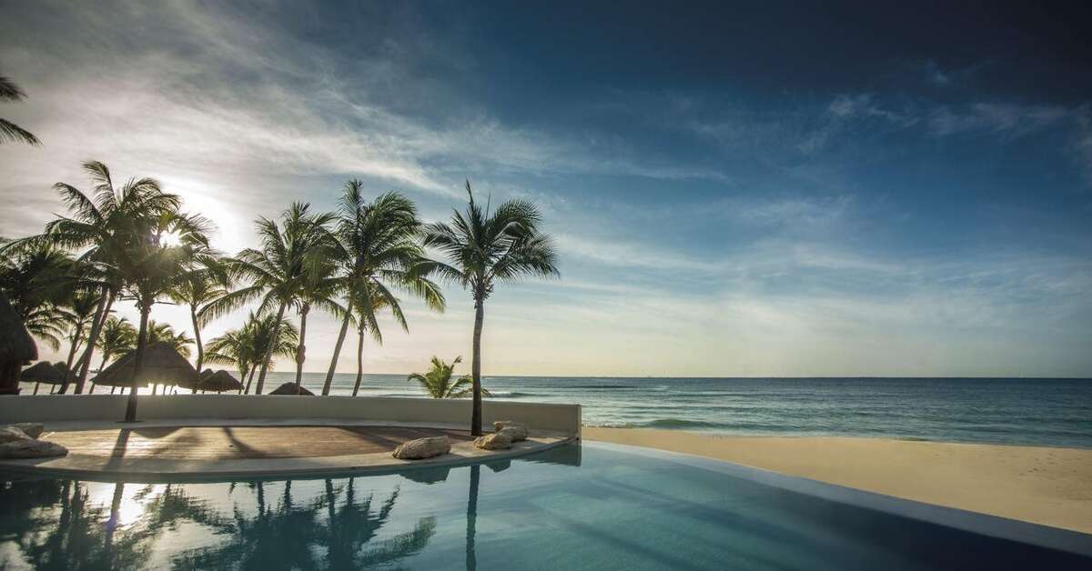 Een foto van het zwembad bij Mahekal Beach Resort