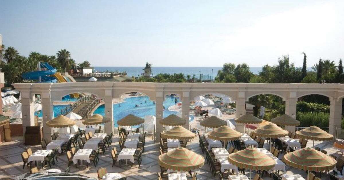 Een foto van het terras bij Holiday Garden Resort