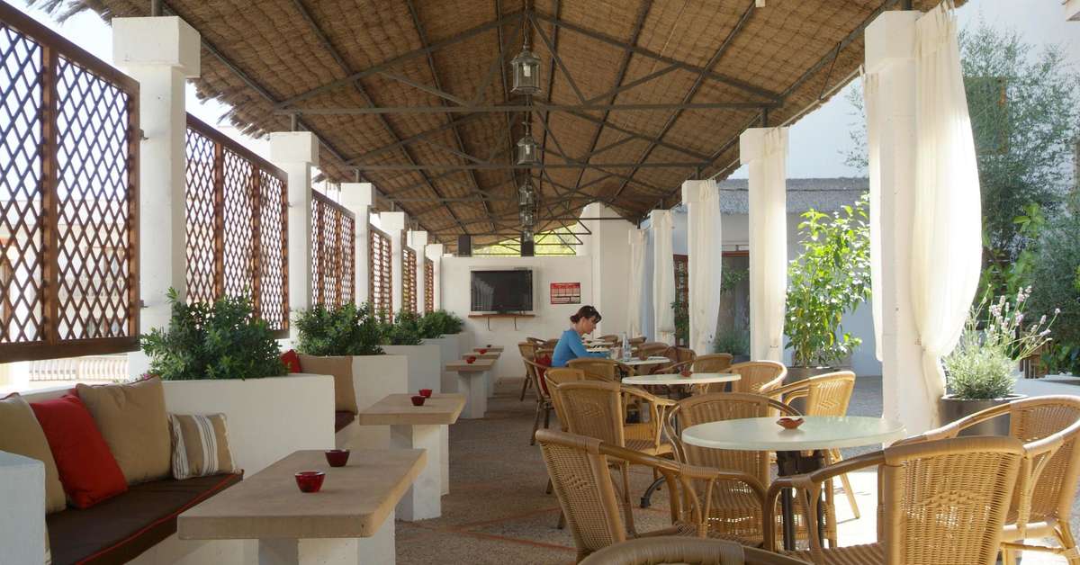 Een foto van het terras bij Pinos Playa Hotel
