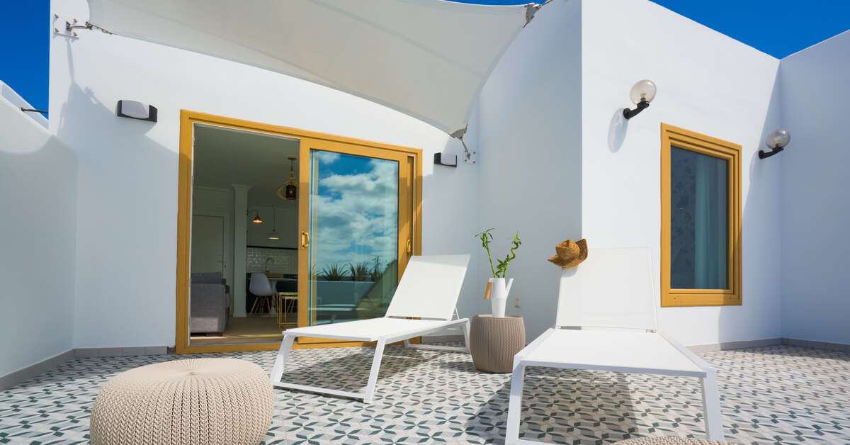 Een foto van het terras bij La Concha Boutique Appartementen