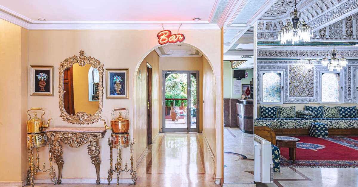 Een foto van het interieur van Hotel Akabar
