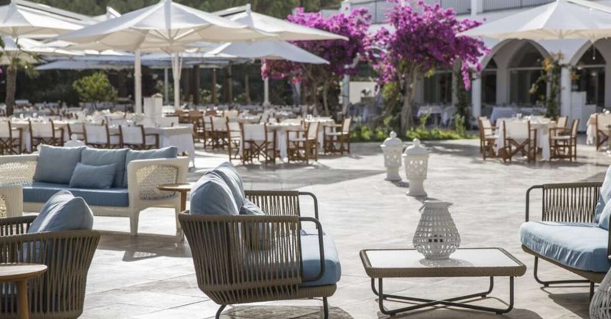 Een foto van het terras bij Falkensteiner Resort Capo Boi