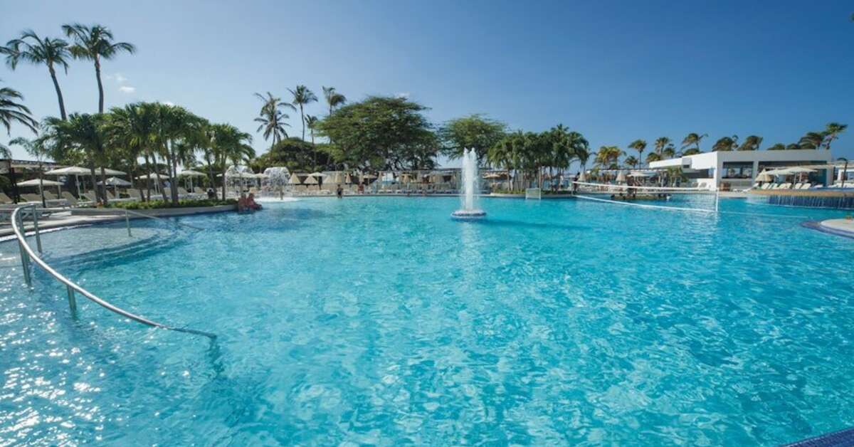 Een foto van het zwembad bij Riu Palace Antillas