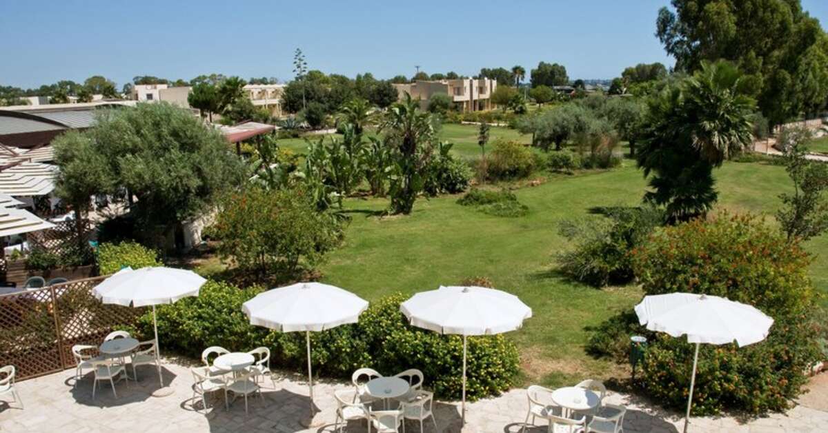 Een foto van het terras bij VOI Arenella Resort