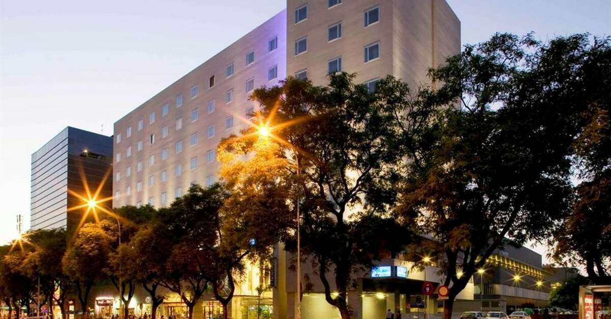 Een foto van de buitenkant van Hotel Novotel Sevilla