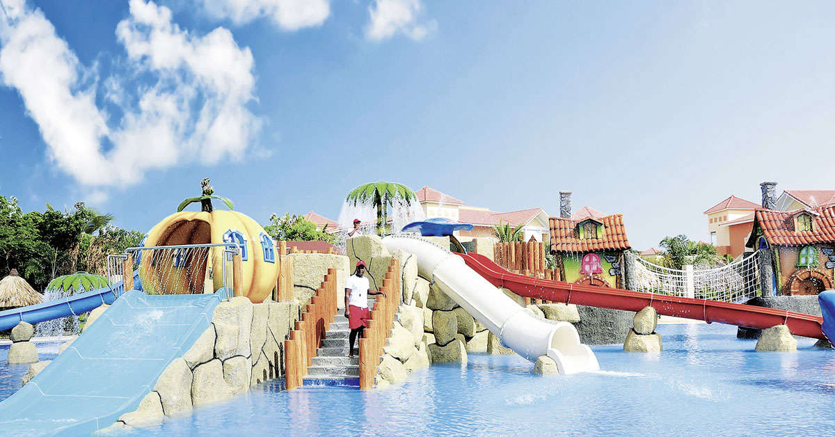 Een foto van het zwembad bij Grand Bahia Principe Turquesa