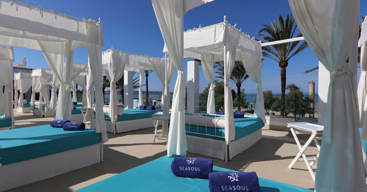 Een foto van het terras bij Iberostar Waves Bahia de Palma