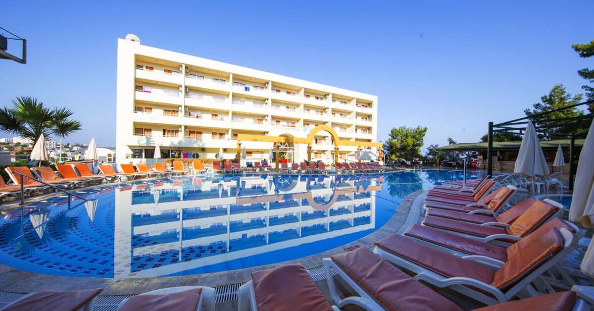 Ein Foto vom Pool im Tuntas Family Suites Kusadasi