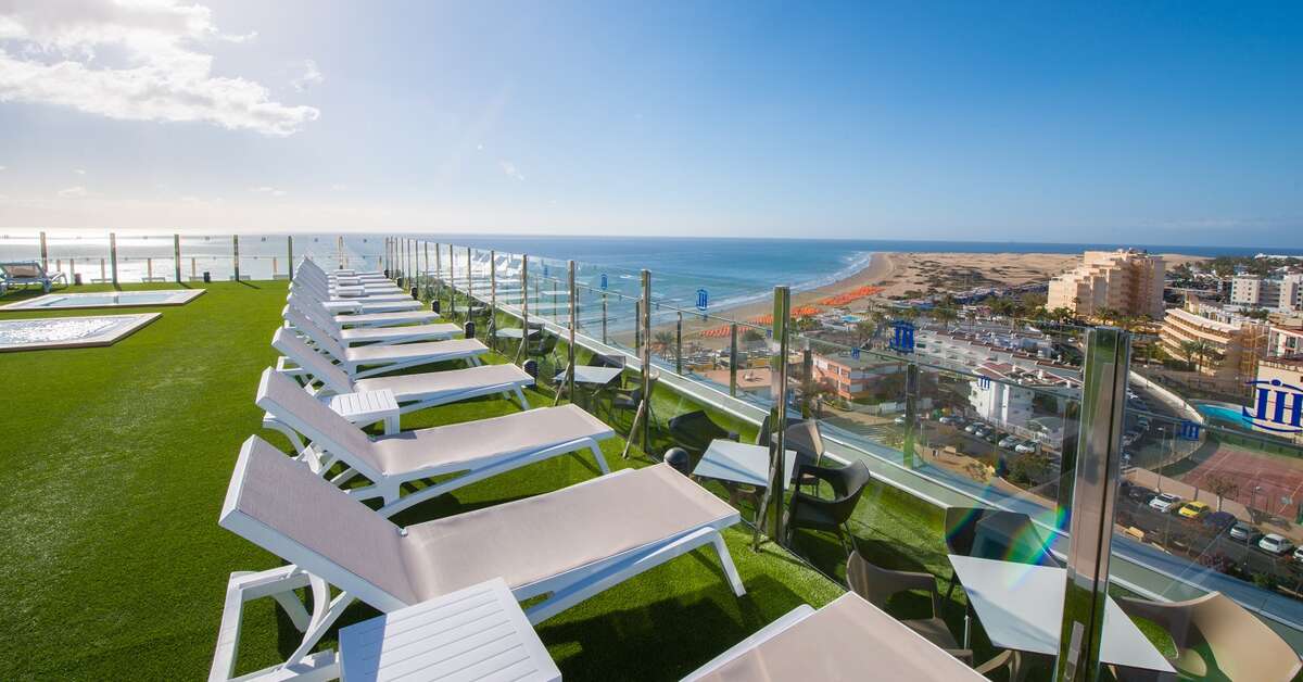 Een foto van het terras bij HL Suitehotel Playa del Ingles