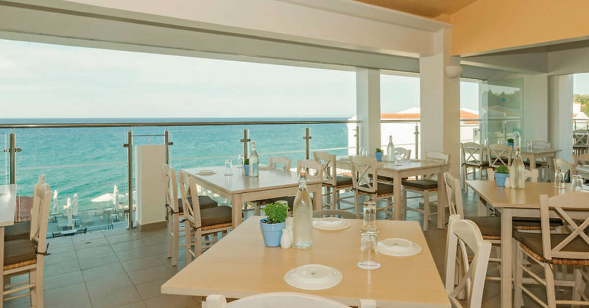 Een foto van het terras bij AluaSoul Zakynthos