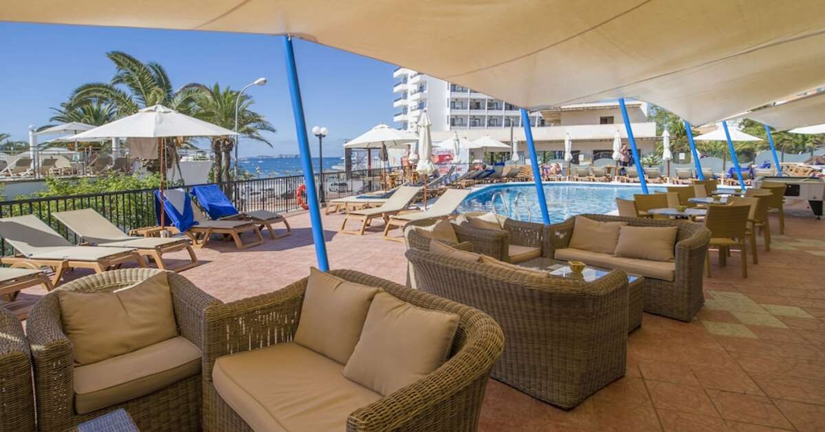 Een foto van het terras bij Hotel Osiris Ibiza