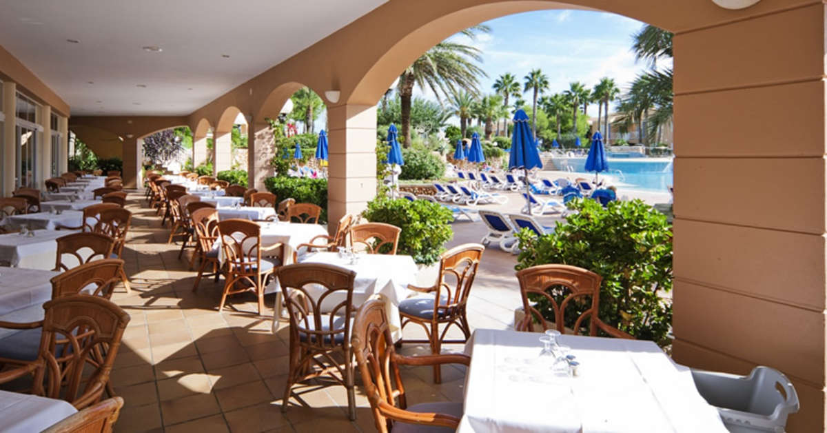 Een foto van het terras bij Hotel Princesa Playa