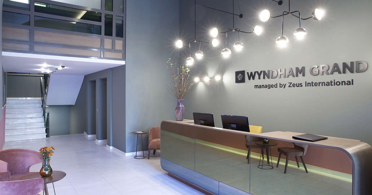 Een foto van het interieur van Zeus Essence Wyndham Athens Residence