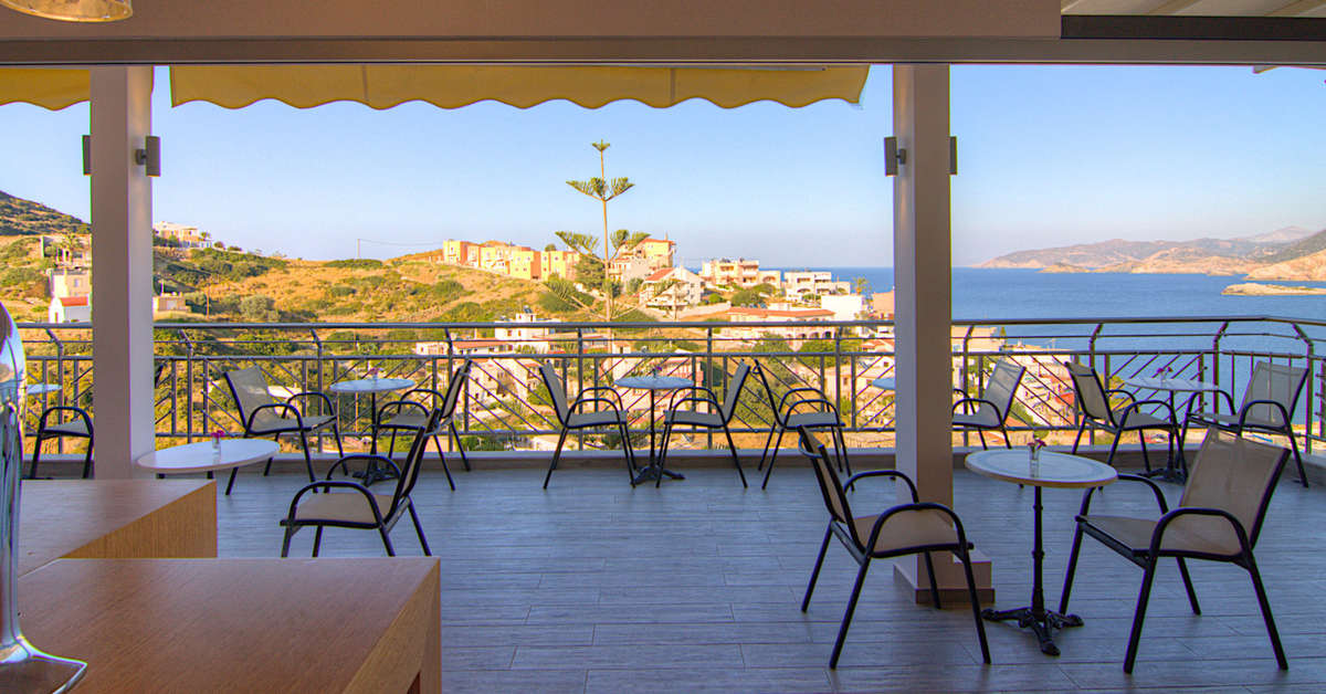 Een foto van het terras bij Aparthotel Athina