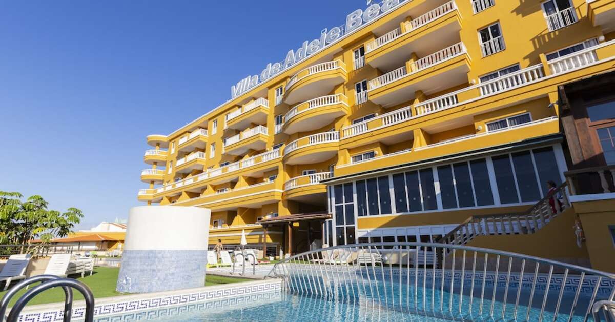 Een foto van het zwembad bij Hotel Villa de Adeje Beach