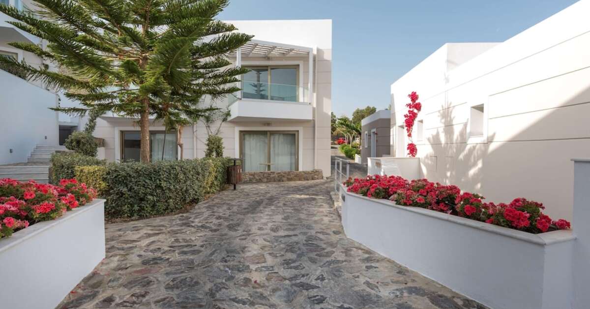 Een foto van de buitenkant van The Royal Blue Resort & Spa