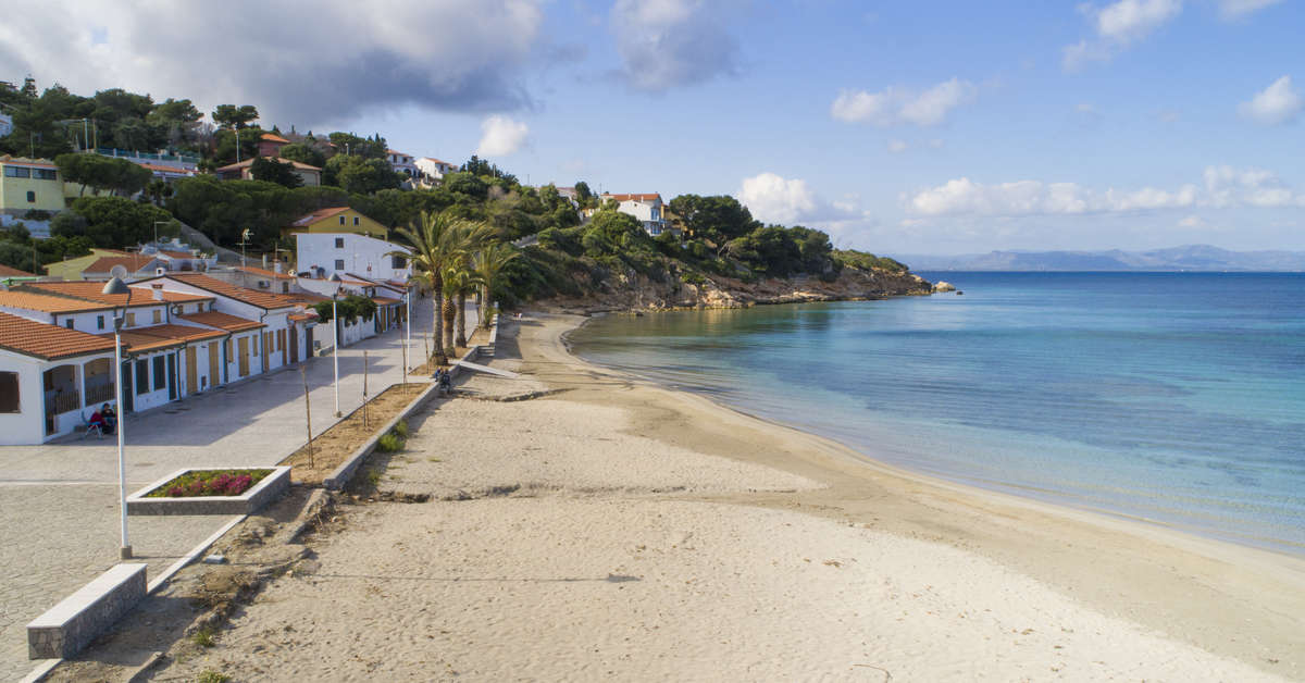 Ein Foto vom Strand beim Lu' Hotel Maladroxia