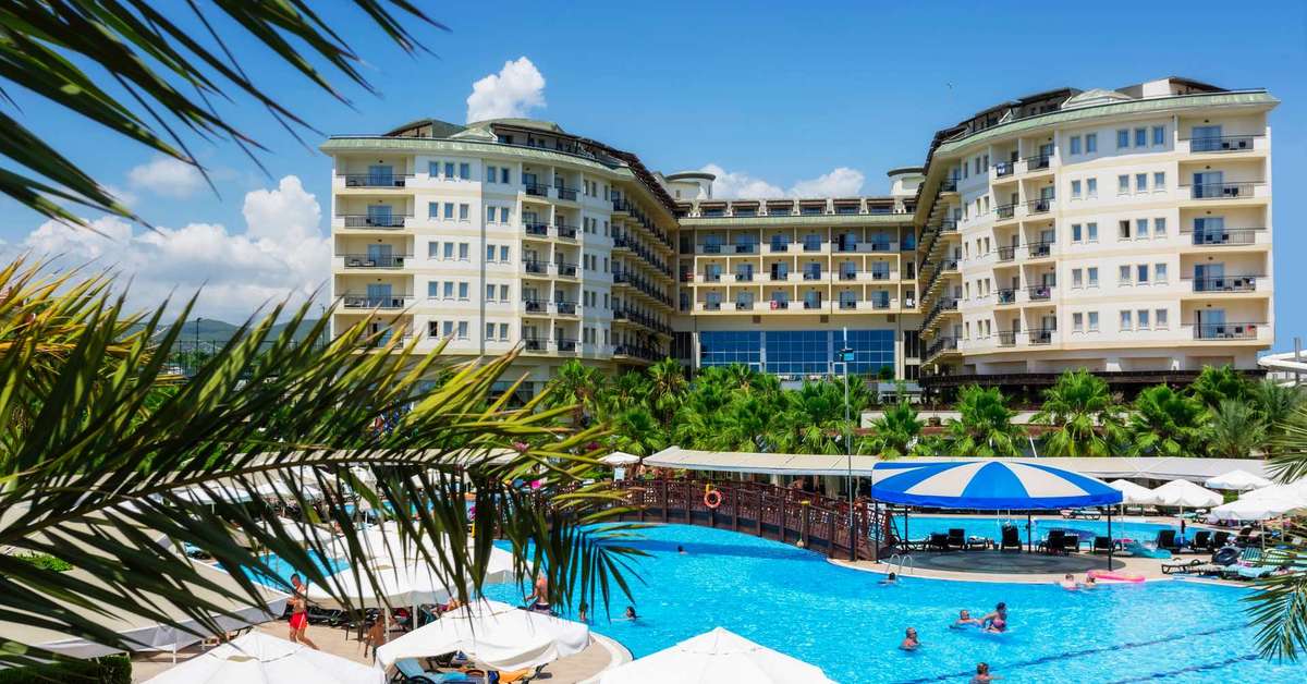 Een foto van het zwembad bij Mukarnas Spa Resort