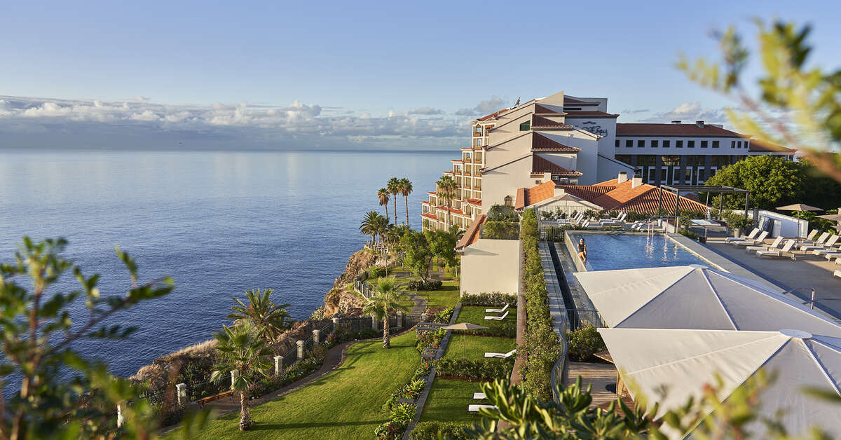 Een foto van het zwembad bij Les Suites at The Cliff Bay