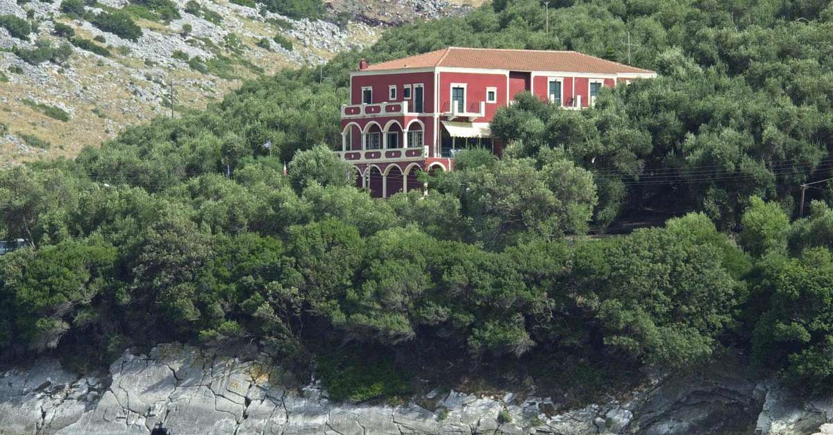 Een foto van de buitenkant van Apraos Bay Hotel
