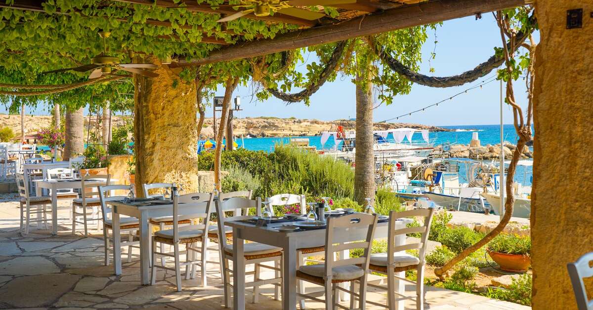 Een foto van het terras bij Coral Beach Hotel & Resort
