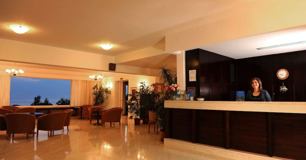 Een foto van het interieur van Delfinia Hotel & Bungalows