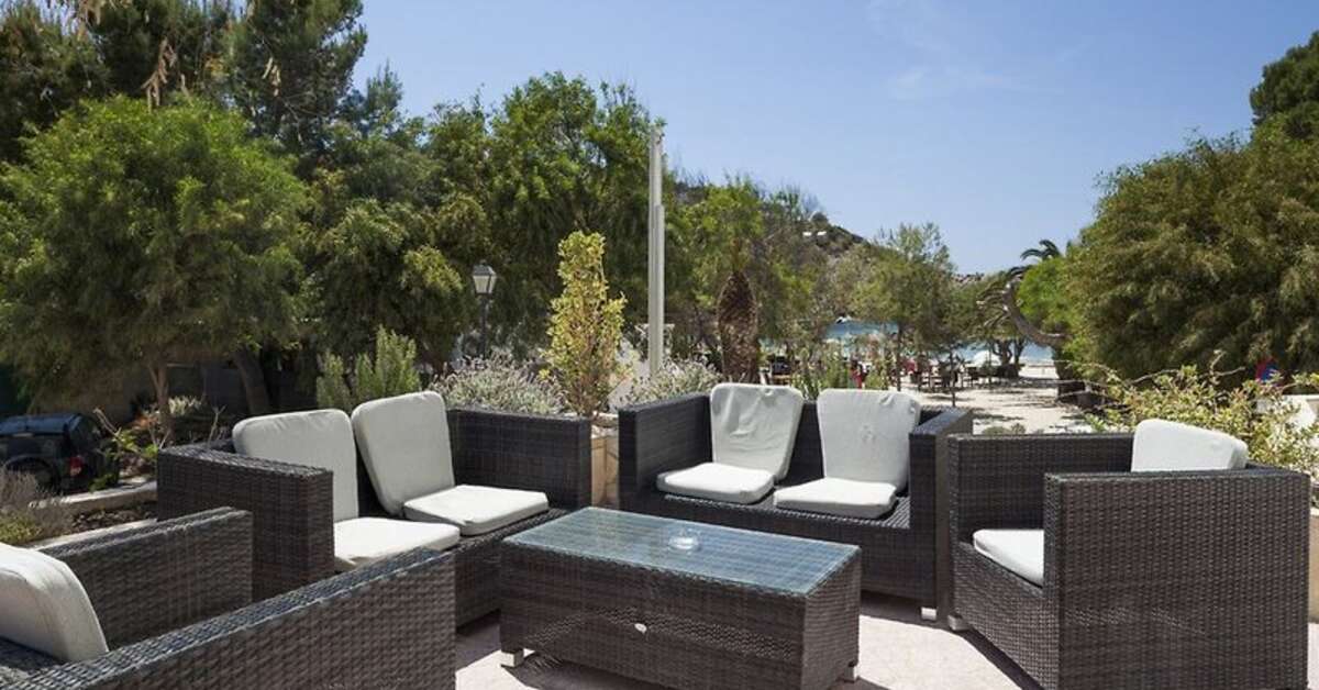 Een foto van het terras bij Puerto Cala Vadella