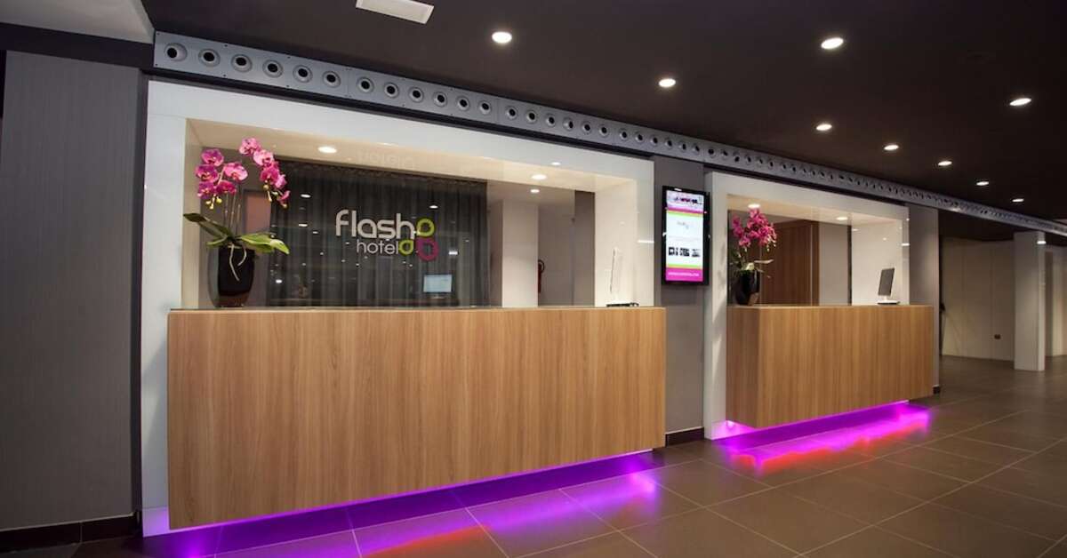 Een foto van het interieur van Flash Hotel