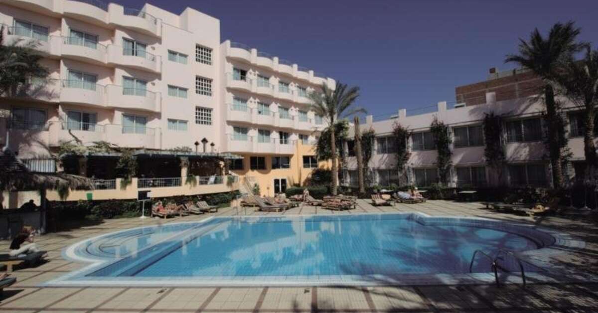 Een foto van het zwembad bij Sea Garden Hotel