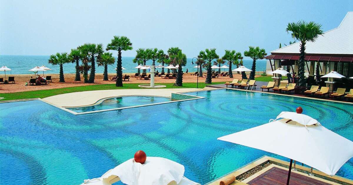 Een foto van het zwembad bij Ravindra Beach Resort & Spa
