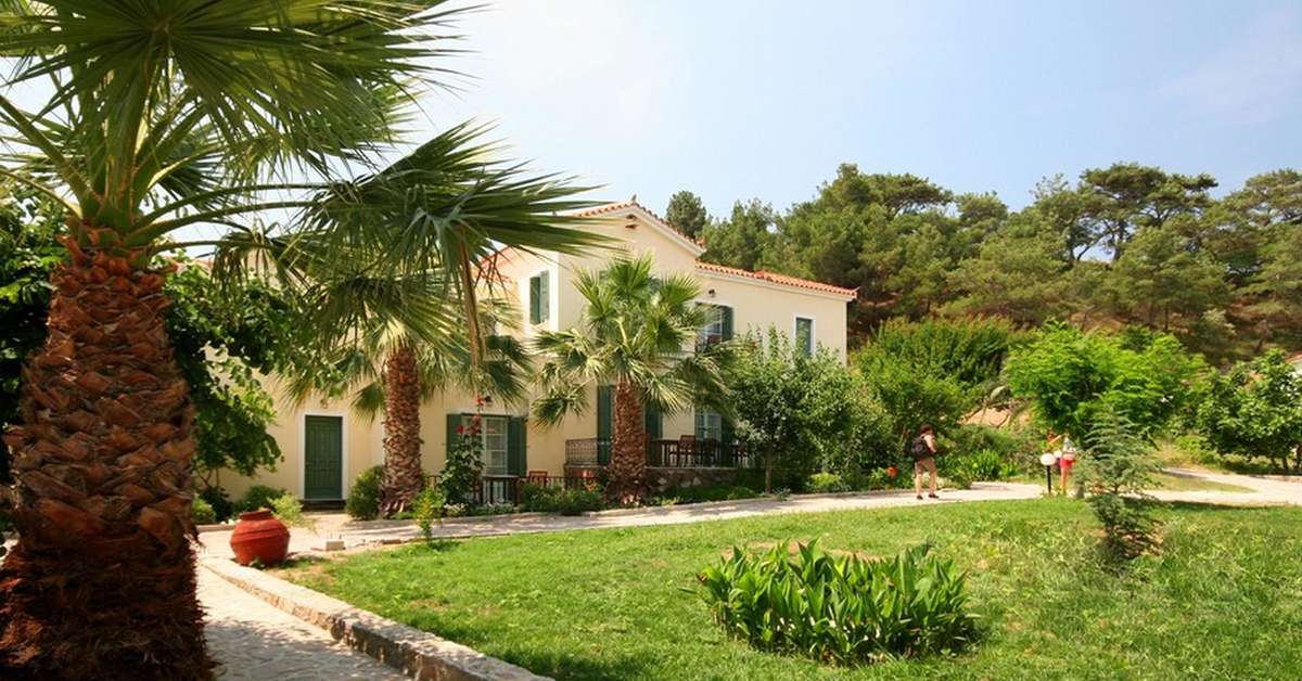Een foto van de buitenkant van Alma Beach Hotel & Appartementen