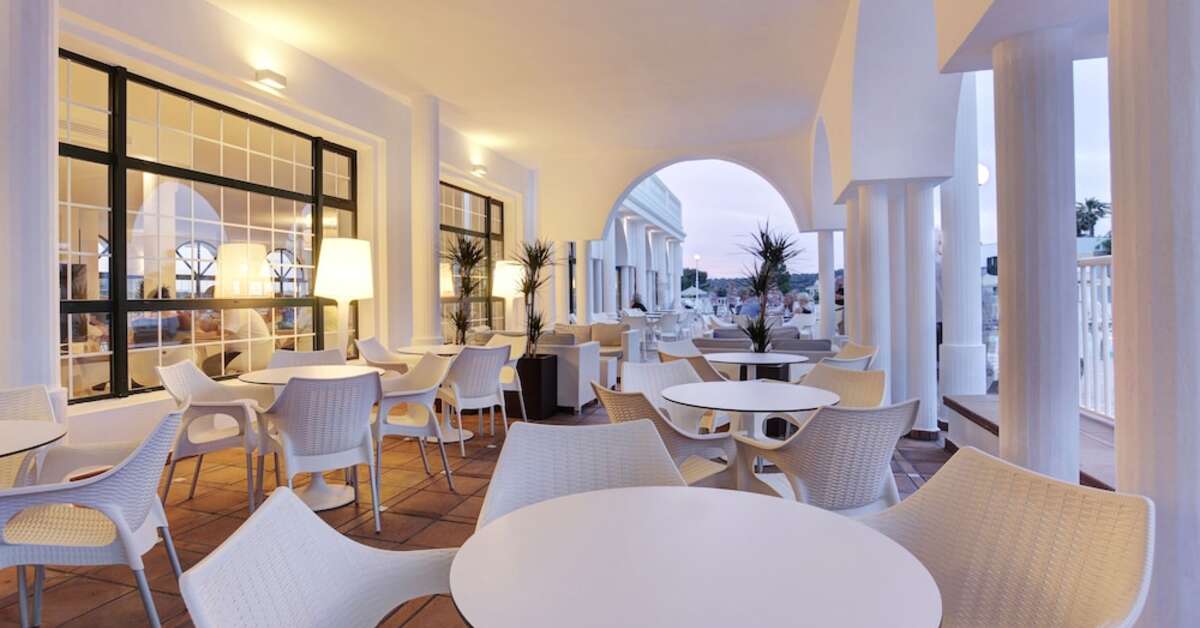 Een foto van het terras bij Grupotel Mar de Menorca