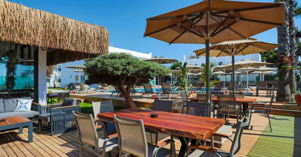 Een foto van het terras bij Yalipark Beach Hotel