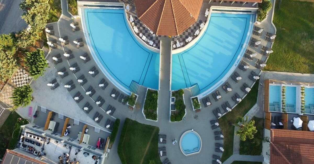 Een foto van het zwembad bij Surreal Exotica Hotel & Spa by Zante Plaza