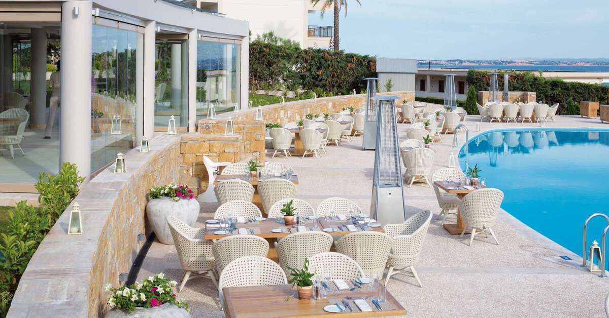 Een foto van het terras bij Ikos Oceania