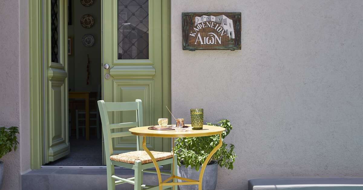 Een foto van het terras bij Aeon Suites
