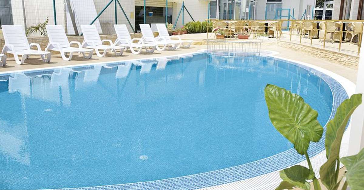 Een foto van het zwembad bij Seabreeze Hotel