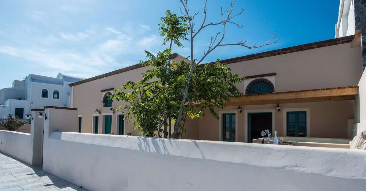 Een foto van de buitenkant van Passion Blue Villas
