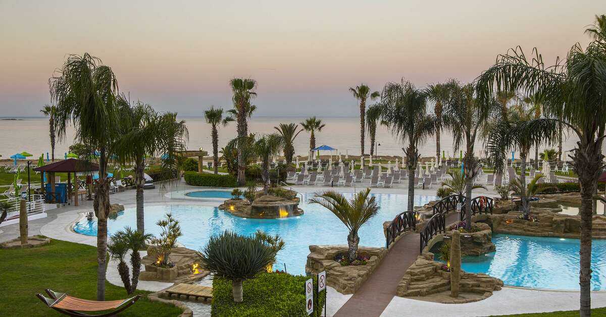 Een foto van het zwembad bij Leonardo Laura Beach & Splash Resort
