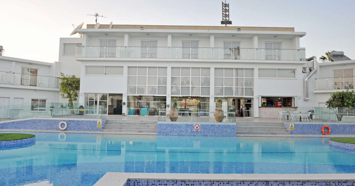 Een foto van het zwembad bij Fedrania Gardens Hotel