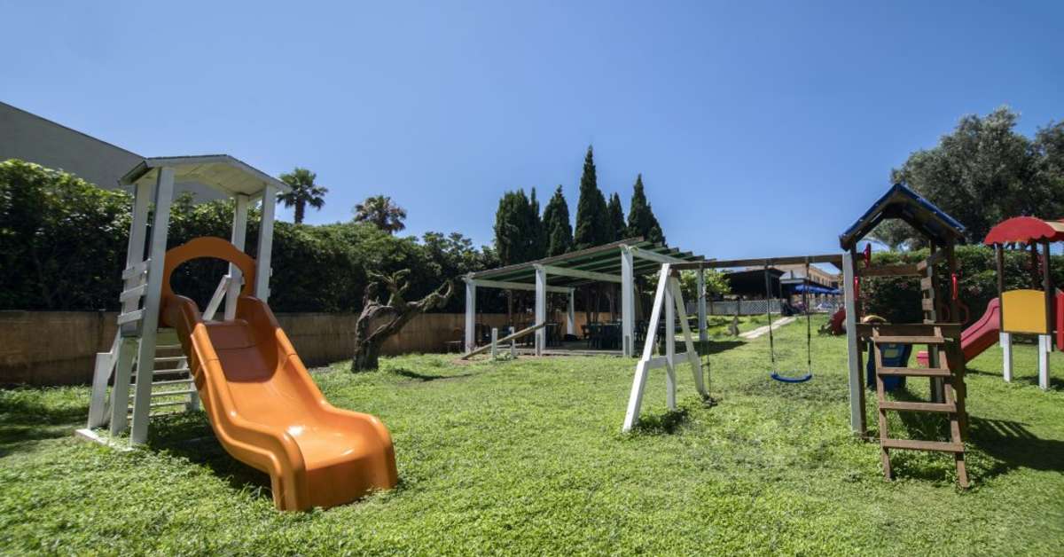 Een foto van het terras bij Delfino Beach Hotel