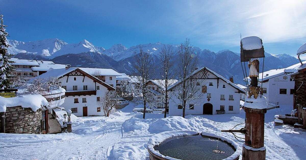 Een foto van de buitenkant van Hotel Chesa Monte