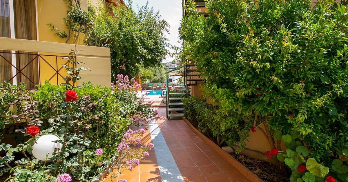 Een foto van de buitenkant van Hotel Elotia