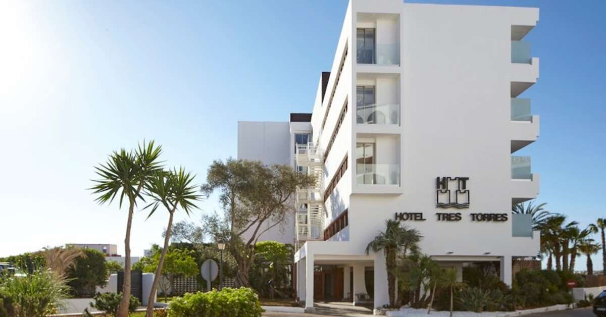 Een foto van de buitenkant van Hotel Tres Torres