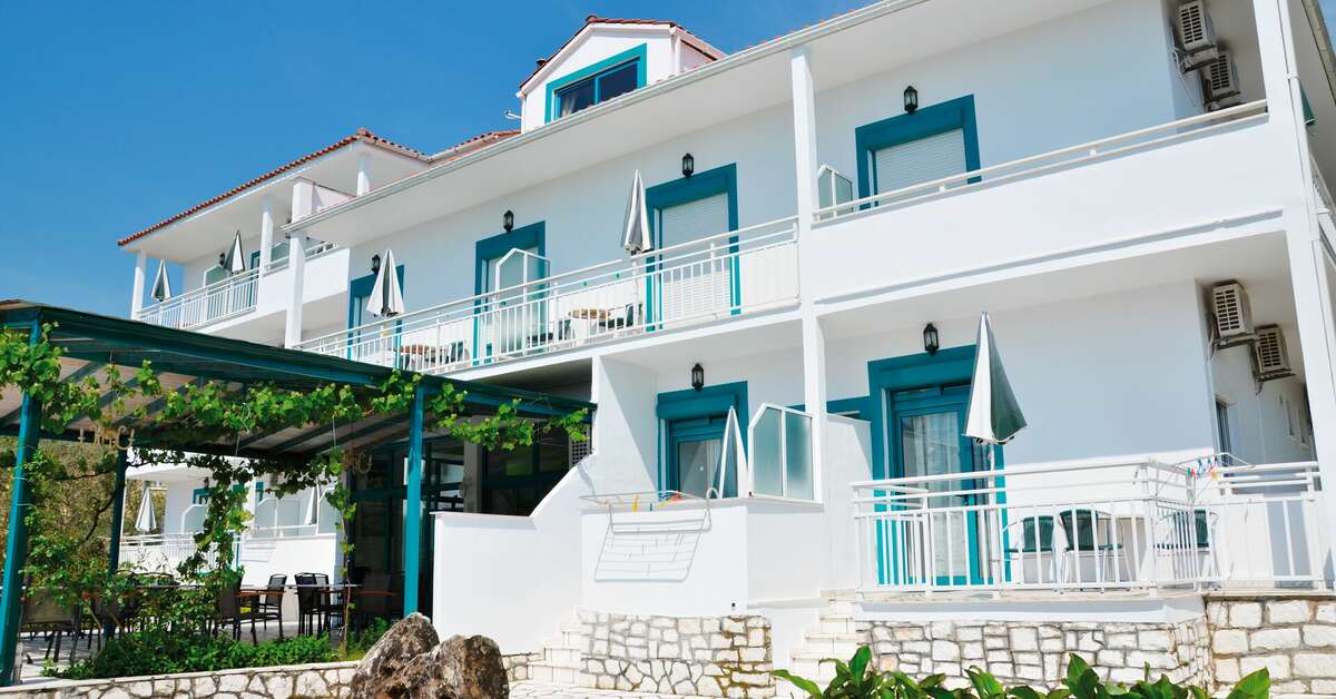 Een foto van de buitenkant van Hotel Dimitris